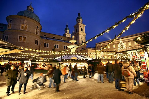 Christmas market at the Salzburger Dom cathedral, stalls in the Domplatz square, old town, Salzburg, Austria, Europe