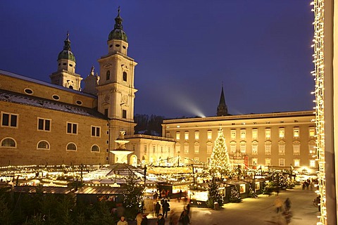 Christmas market at the Salzburger Dom cathedral, stalls in the Domplatz square, old town, Salzburg, Austria, Europe