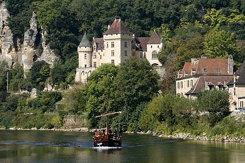 La Roque-Gageac, gabare boat, Dordogne valley, Aquitaine, France, Europe