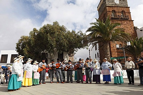 Traditional folk music during the Sunday market, Teguise, Lanzarote, Canary Islands, Spain, Europe