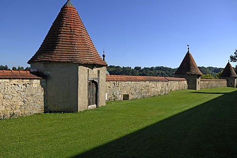 Fortification wall with towers, 14th - 15th century, castle grounds, castle No. 48, Burghausen, Upper Bavaria, Germany, Europe