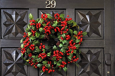 Wreath of Holly (Ilex) with red berries on the door of a house, Villa & Ambiente store, Im Weller, Nuremberg, Middle Franconia, Bavaria, Germany, Europe