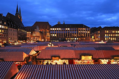 View of the Christkindlesmarkt Christmas market with evening lights, on the left the Sebalduskirche church, in the back the city hall and Schoener Brunnen fountain, Hauptmarkt square, Nuremberg, Middle Franconia, Bavaria, Germany, Europe