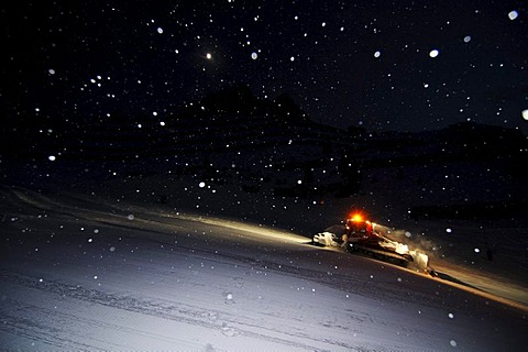 Snowcat, night duty, Schlick 2000 ski resort, Stubai Valley, Austria, Europe