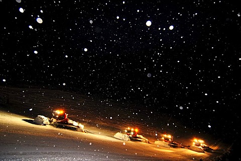 Snowcat, night duty, Schlick 2000 ski resort, Stubai Valley, Austria, Europe