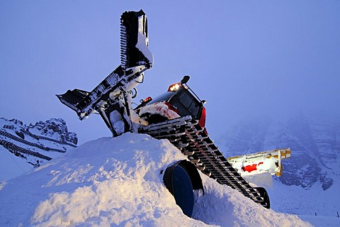 Snowcat, night duty, Schlick 2000 ski resort, Stubai Valley, Austria, Europe