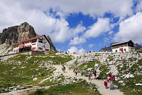 Hikers, Three Peaks Cabin, Alta Pusteria, Sexten Dolomites, South Tyrol, Italy, Europe