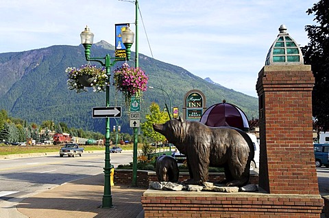 Bronze grizzly bears at the entrance of Revelstoke, British Columbia, Canada