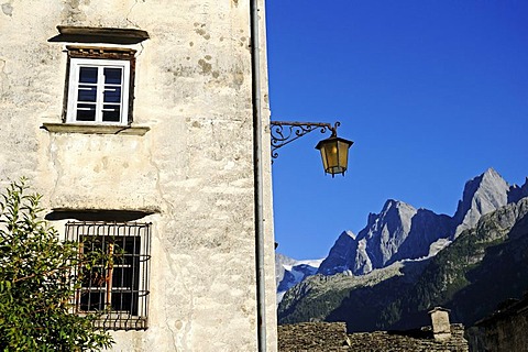 House in the mountain village of Soglio, at back the Bondasca group with Sciora, Piz Cengalo and Piz Badile, Val Bregaglia, Bergell Valley, Engadin, Grisons, Graubuenden, Switzerland, Europe