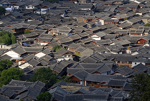 Traditional wooden houses with tile roofs, from above, Lijiang, Yunnan, Southwest China, Asia