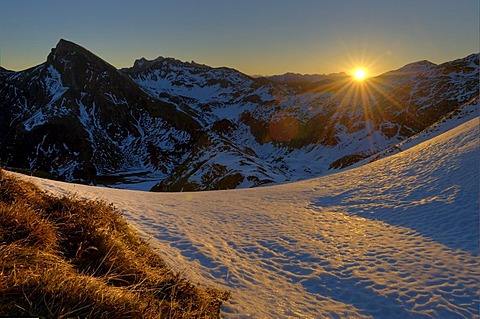 Sunrise over mountain range with snow-covered mountains, Hindelang, Allgaeu, Bavaria, Germany, Europe