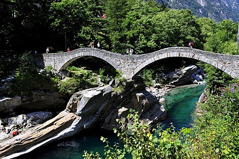 Ponte dei Salti bridge crossing the Verzasca River at Lavertezzo in the Verzasca Valley, Canton of Ticino, Switzerland, Europe