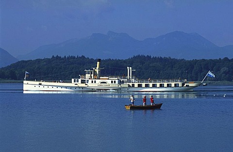 Children fishing in front of the paddle steamer Ludwig Fessler, Lake Chiemsee, Chiemgau, Bavaria, Germany, Europe