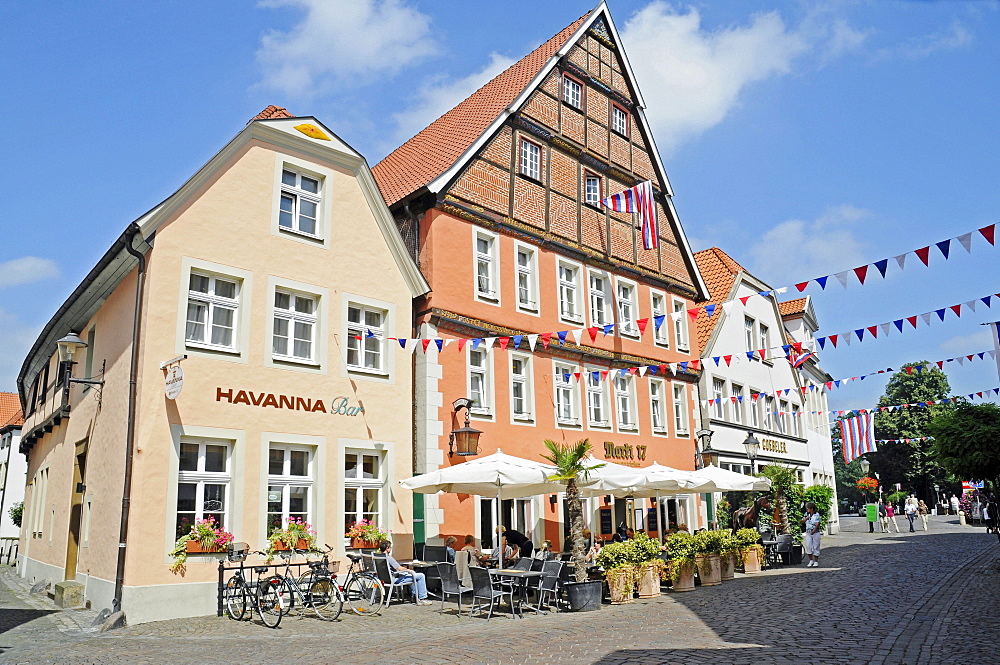 Sidewalk cafe, historic centre, Warendorf, Muensterland region, North Rhine-Westphalia, Germany, Europe