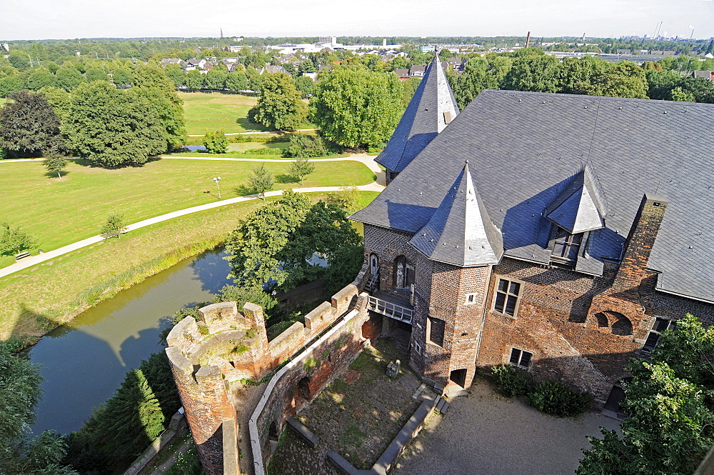 Overview, moat, courtyard, towers, Wasserburg Linn moated castle museum, Krefeld, North Rhine-Westphalia, Germany, Europe