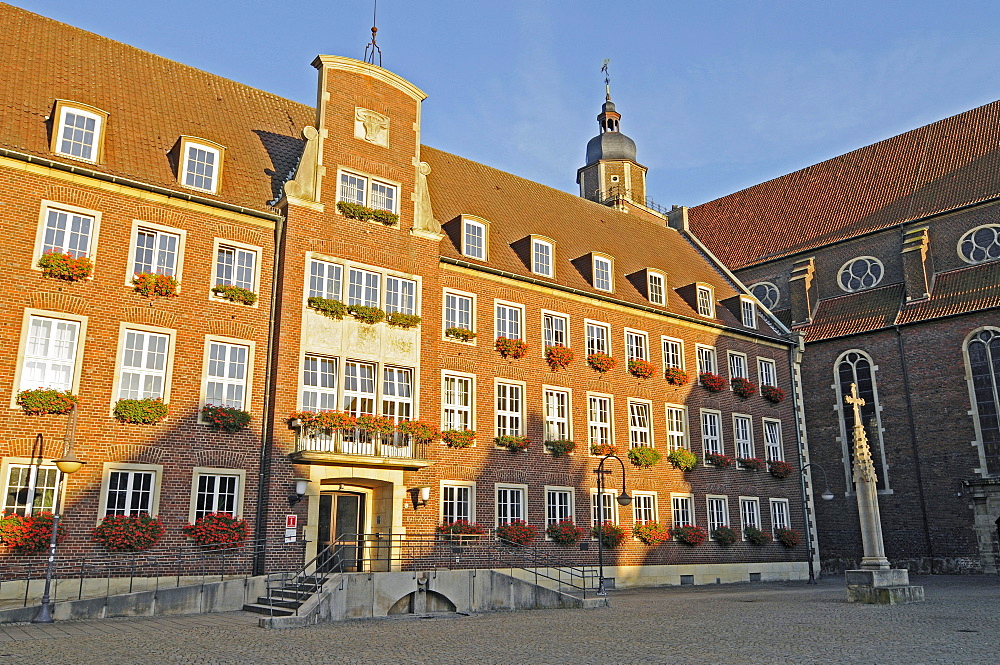 Market cross, market square, town hall, Coesfeld, Muensterland region, North Rhine-Westphalia, Germany, Europe