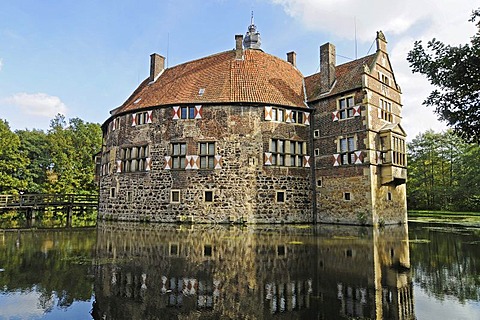 Wasserburg Vischering, a moated castle reflected in its moat, Muensterland Museum, Luedinghausen, Coesfeld, Muensterland, North Rhine-Westphalia, Germany, Europe