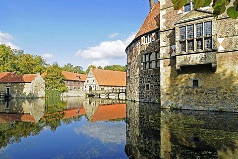 Wasserburg Vischering, a moated castle reflected in its moat, Muensterland Museum, Luedinghausen, Coesfeld, Muensterland, North Rhine-Westphalia, Germany, Europe