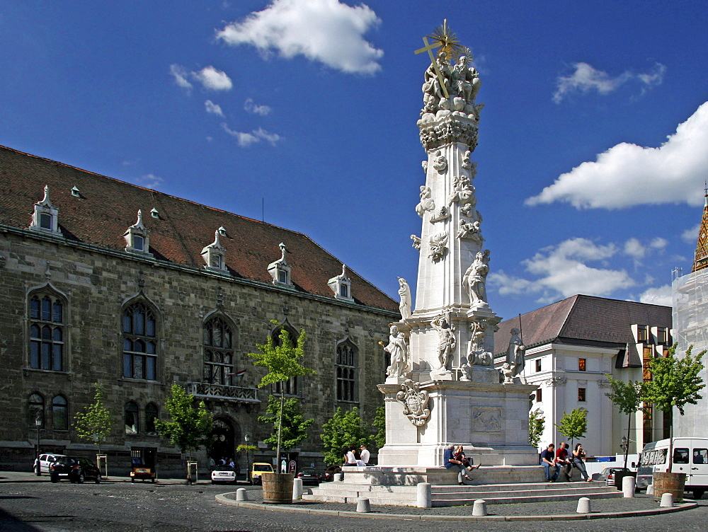 Holy Trinity Column, Baroque plague column with figures of saints, 14 m high, commemorating the plague epidemic in 1691, Matthias Church, Budapest, Hungary, Europe