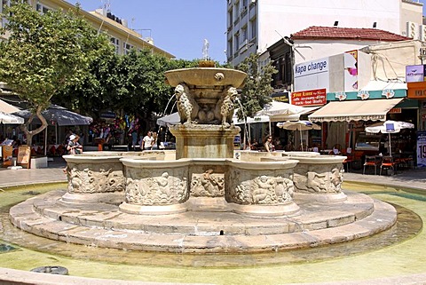 Morosini Fountain, built in 1628, fountain with 8 interconnected basins with statues of Greek mythology, Heraklion or Iraklion, Crete, Greece, Europe