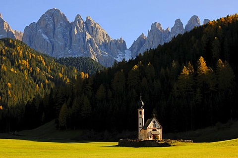 St. Johann church in front of the Odle massif, Ranui, Valle di Funes valley, Dolomites, South Tyrol, Italy, Europe