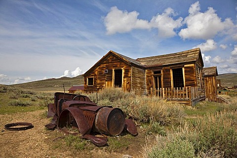 Rusty old car wreck in front of a dilapidated house, Bodie State Park, ghost town, mining town, Sierra Nevada Range, Mono County, California, USA