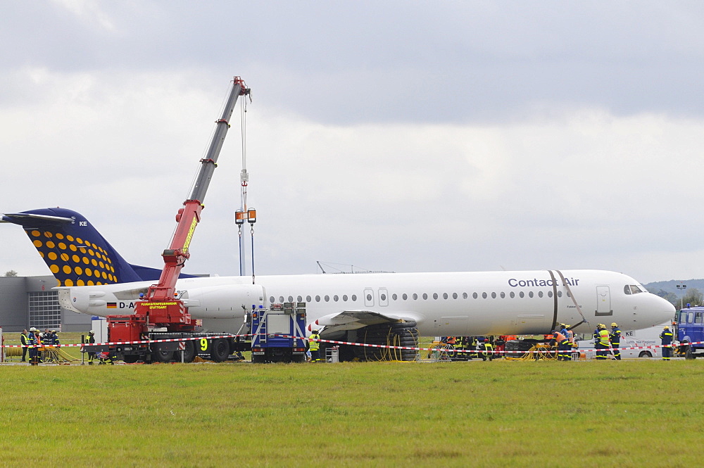 Emergency landing of a CONTACT air machine at Stuttgart airport, landing gear failure, SPD leader Franz Muentefering, on the way to a campaign rally in Goeppingen, was not injured, Leinfelden-Echterdingen, Baden-Wuerttemberg, Germany, Europe