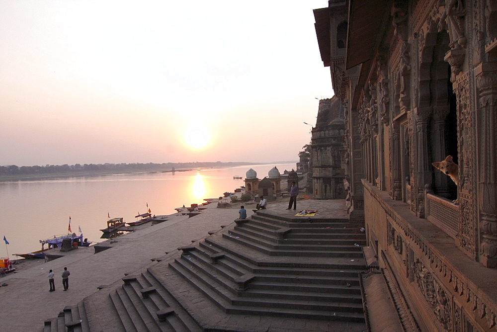 View on Ghats, Maheshwar, Madhya Pradesh, India, South Asia