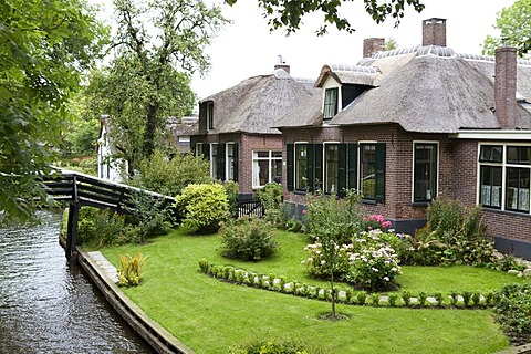 Traditional Dutch housing with garden beside the canal, Giethoorn, Flevoland, Netherlands, Europe