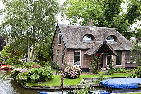 Traditional Dutch housing with garden beside the canal, Giethoorn, Flevoland, Netherlands, Europe