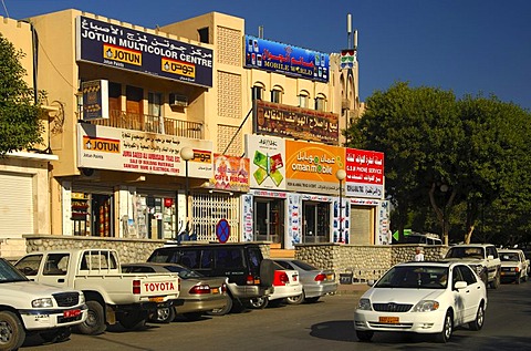 Busy shopping street with local shops, Nizwa, Sultanate of Oman, Middle East