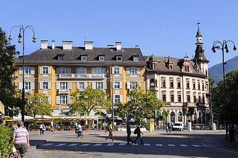 Houses on the Piazza Walther square, Bolzano, South Tyrol, Tyrol, Italy, Europe