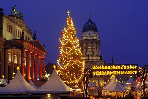 Christmas magic, Christmas market on the Gendarmenmarkt square, Schauspielhaus theatre, French Cathedral, Berlin Mitte district, Berlin, Germany, Europe