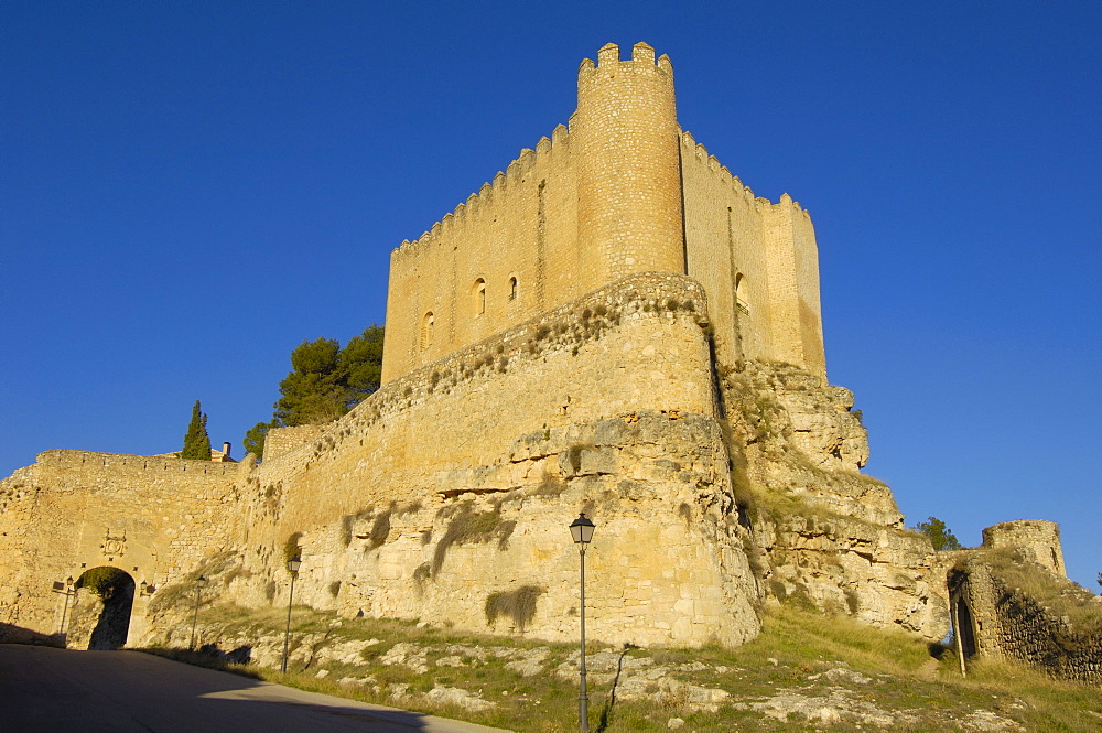 Marques de Villena Castle, now Parador Nacional, a state run hotel, Alarcon, Cuenca province, Castilla-La Mancha, Spain, Europe