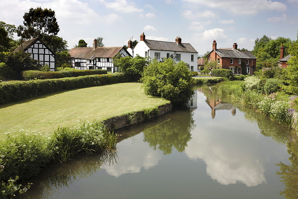 Eardisland village, with timber framed houses, part of The Black and White Village Trail, Herefordshire, England, United Kingdom, Europe