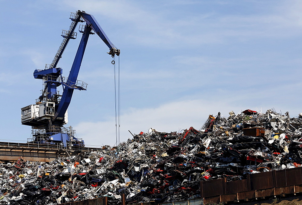 Large overhead crane handling scrap metal for recycling, scrap island, DuisPort inland port, Duisburg-Ruhrort, North Rhine-Westphalia, Germany, Europe