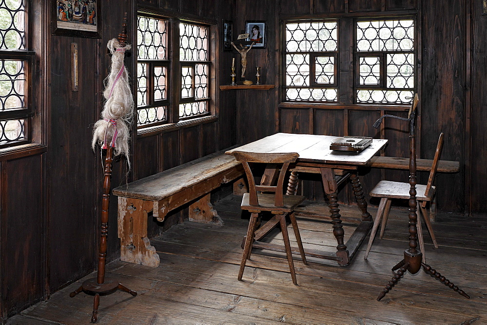 Historic living room of a farm house from 1856, spinning wheel, Wohnspeicher type of farm house from Lauben, Wolfegg farmhouse museum, Allgaeu region, Upper Swabia, Baden-Wuerttemberg, Germany, Europe