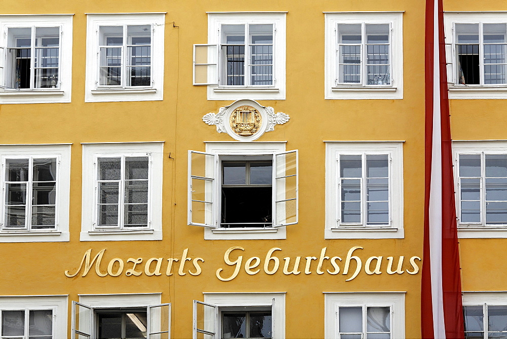 Mozart's birthplace, Hagenauerhaus house, Getreidegasse alley, Salzburg, Austria, Europe