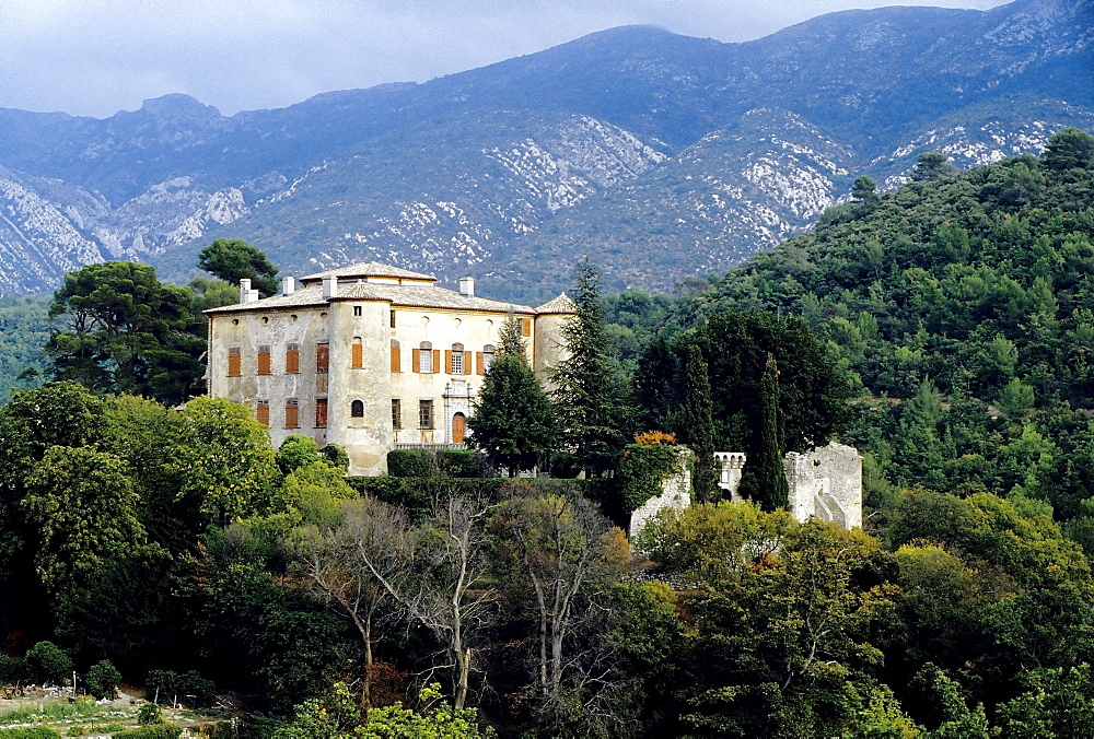 Vauvenargue Castle near Aix en Provence, burial place of Picasso, Provence-Alpes Cote d'Azur, Southern France, France, Europe