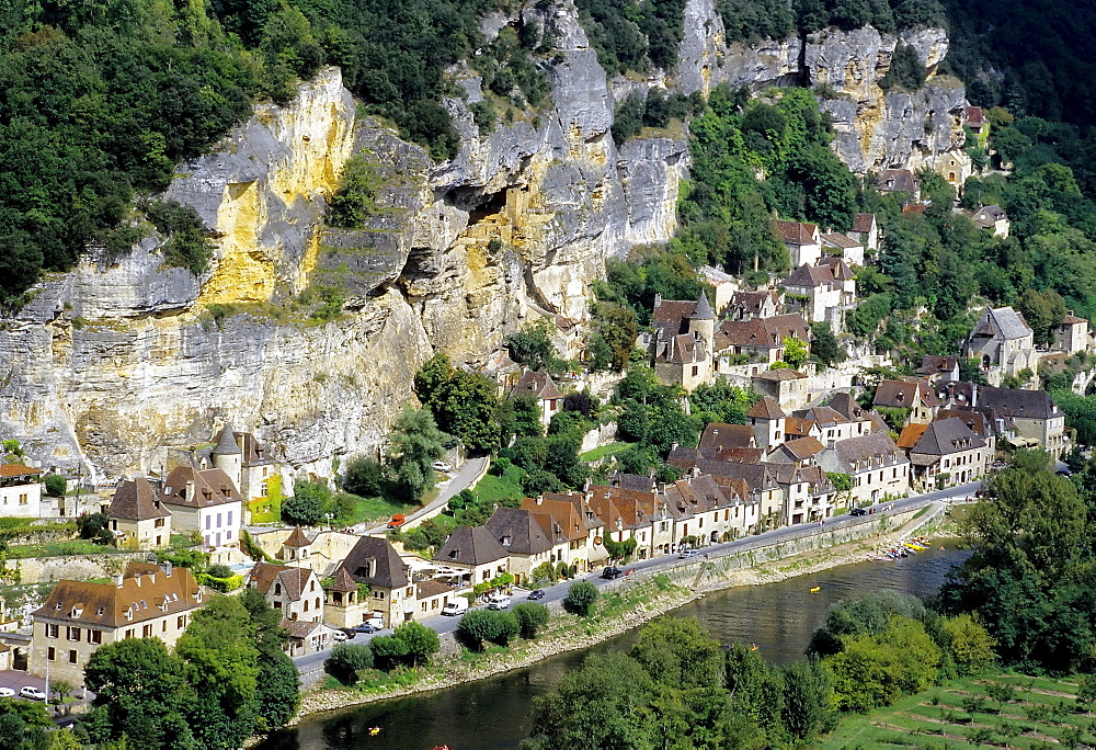 La Roque-Gageac, picturesque village on a steep slope above the river Dordogne, Perigord, France, Europe