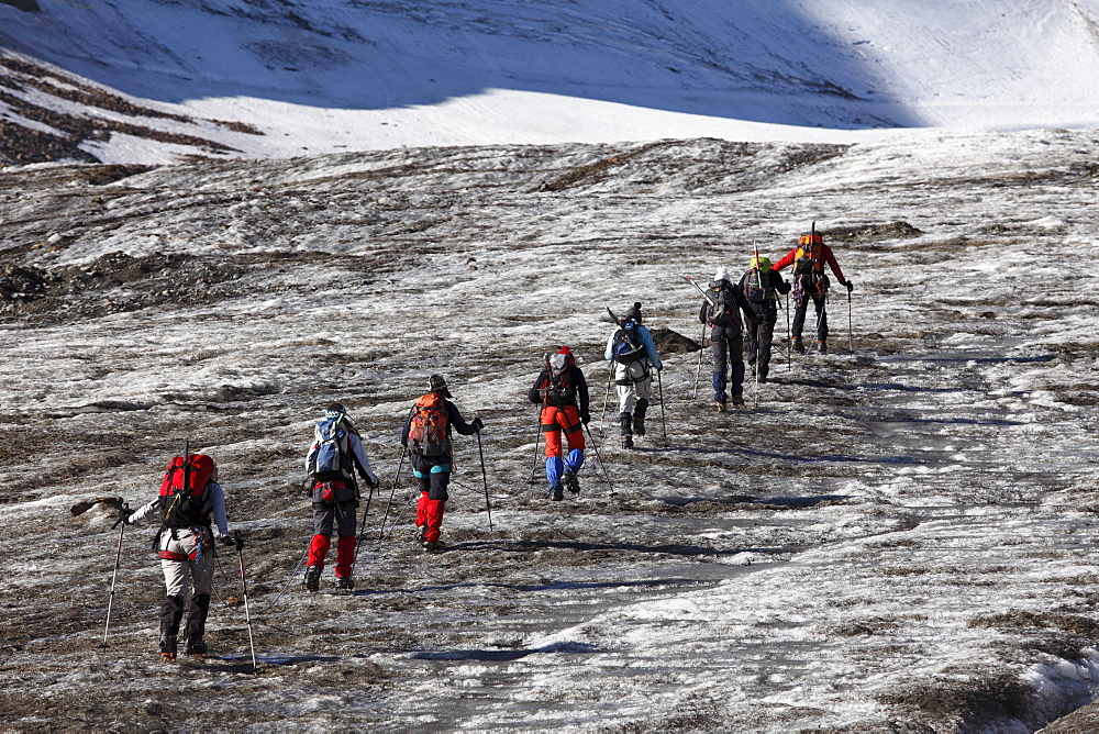 Mountaineering group on Weissseeferner Glacier, Kaunertal, Oetztal Alps, Tyrol, Austria, Europe