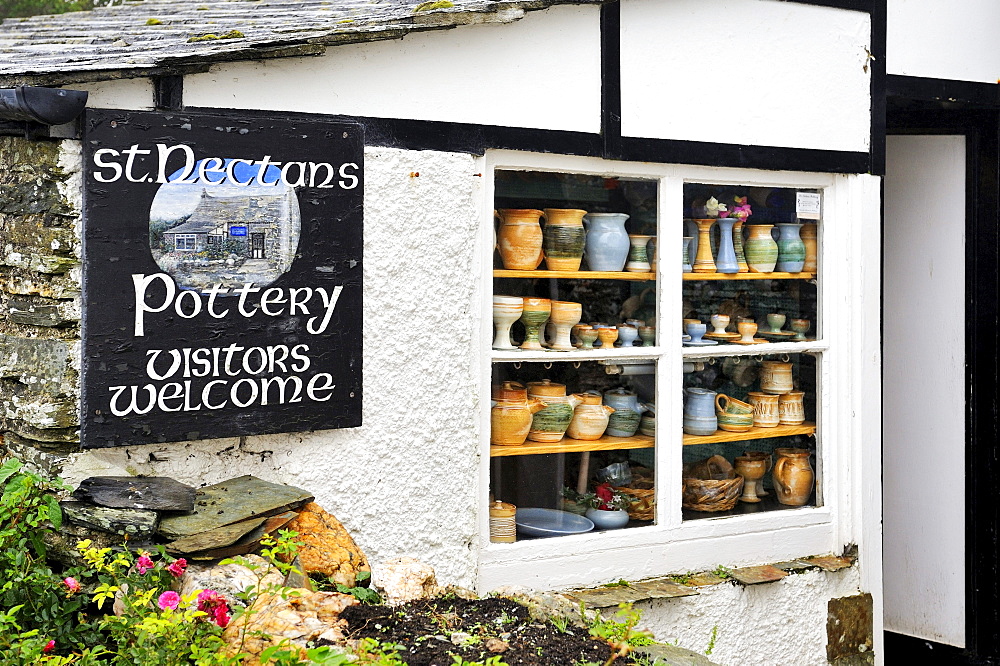 Traditional pottery store in Tintagel, Cornwall, England, UK, Europe