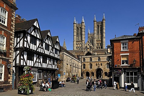 Lincoln Cathedral or St. Mary's Cathedral, 12th and 13th Century, Gothic-Romanesque, with surrounding houses, Minster Yard, Lincoln, Lincolnshire, England, UK, Europe