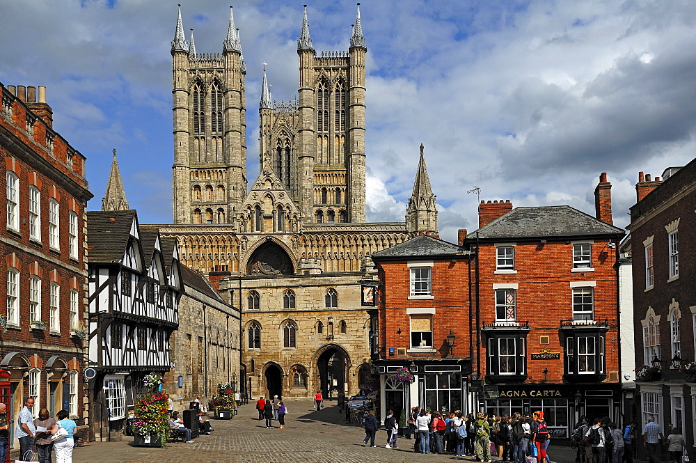 Lincoln Cathedral or St. Mary's Cathedral, 12th and 13th Century, Gothic-Romanesque style, with surrounding houses, Minster Yard, Lincoln, Lincolnshire, England, United Kingdom, Europe