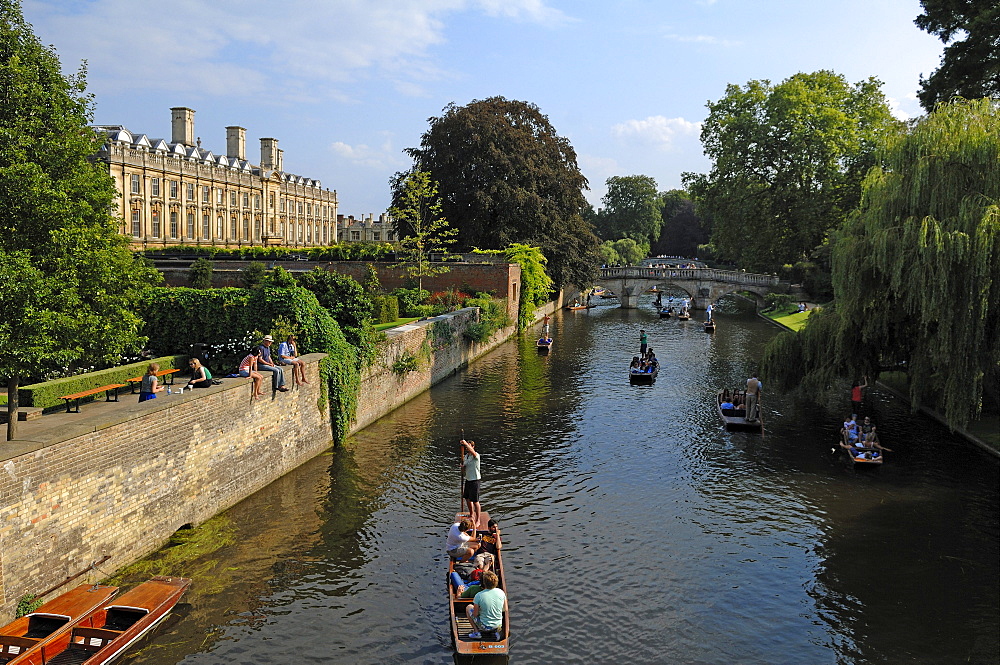 Boating, so-called punting on the river Cam, on the left a building of the King's College, Cambridge, Cambridgeshire, England, United Kingdom, Europe