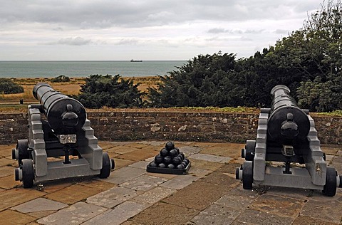 Old guns pointed towards the sea on the roof of Walmer Castle, 1540, Walmer, Deal, Kent, England, United Kingdom, Europe