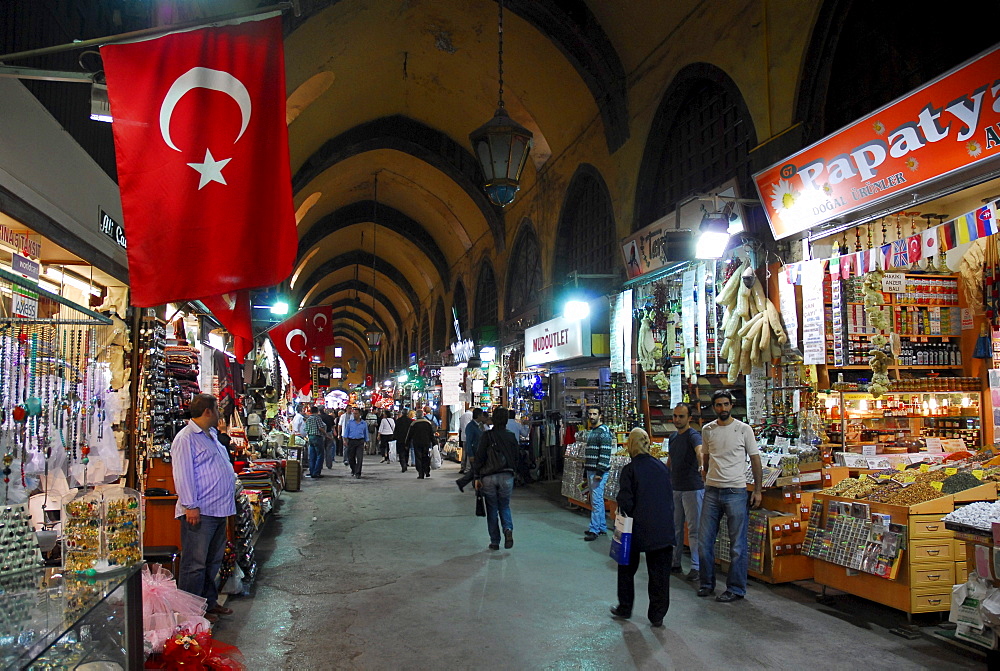 Egyptian Bazaar, Misir Carsisi, Spice Bazaar in the Eminoenue district, Istanbul, Turkey