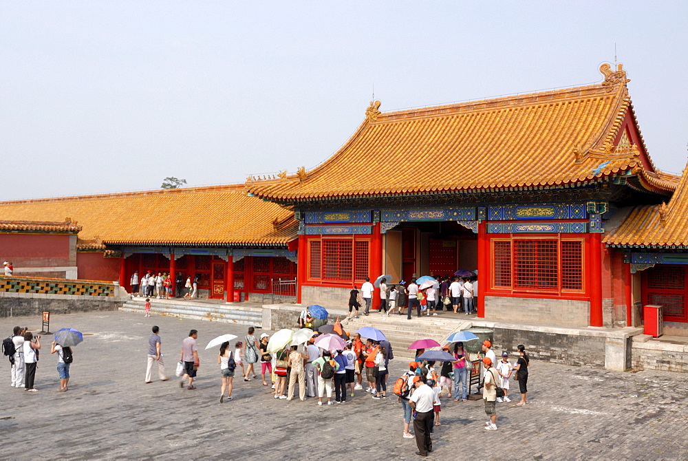 Visitors, tourists standing in front of a Chinese gate, Forbidden City, Imperial Palace, Beijing, China, Asia