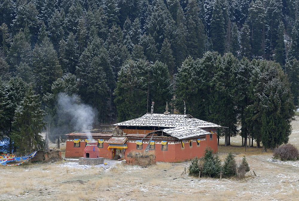 Tibetan Dachang Lhamo Kirti monastery, Tibetan Taktsang Lhamo Kirti Gompa, in front of the snowy mountains, Langmusi, Sichuan, Gansu, China, Asia