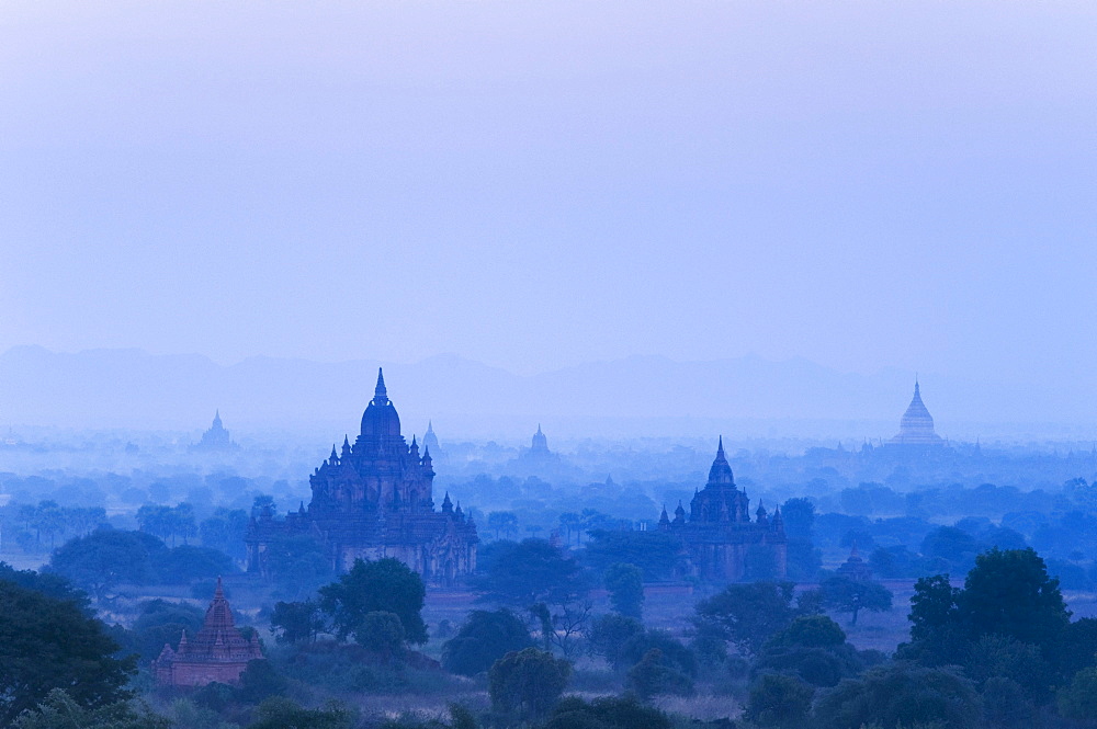 Morning mood over the pagoda field, temple, Zedi, Old Bagan, Pagan, Burma, Myanmar, Asia